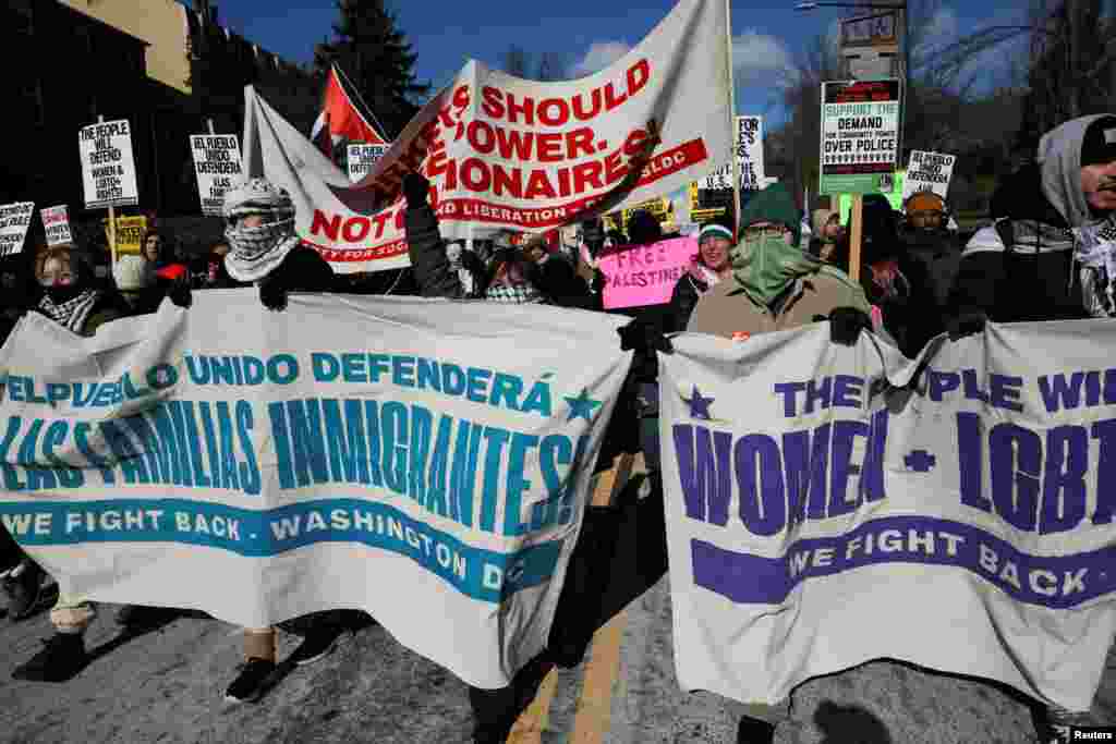 Pessoas marcham durante um protesto realizado no dia da tomada de posse do Presidente dos EUA, Donald Trump, em Washington, 20 de janeiro de 2025.