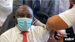 Rais Ramaphosa akipewa chanjo ya Covid 19 ya Johnson and Johnson, Februari 17