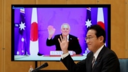기시다 후미오 일본 총리가 6일 화상 회담에서 스콧 모리슨 호주 총리와 인사하고 있다.