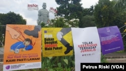 Poster yang dipasang dipagar kawat depan Gedung Negara Grahadi, menolak kekerasan terhadap jurnalis. (Foto: VOA/Petrus Riski)