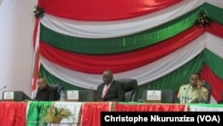 Les députés burundais viennent d'approuver la demande de sortie de la CPI, à Bujumbura, Burundi, le 12 octobre 2016. (VOA/Christophe Nkurunziza)