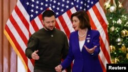 Спікерка Палати представників США Ненсі Пелосі провела президента України Володимира Зеленського приміщеннями Капітолію.