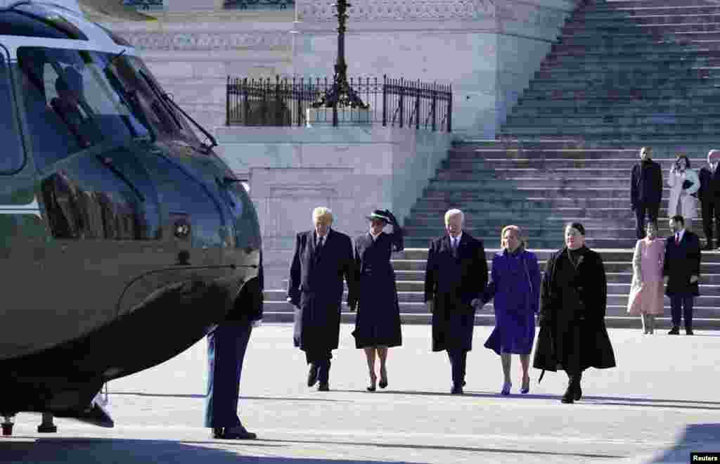 O Presidente Donald Trump e a primeira-dama Melania Trump saem do Capitólio dos EUA com o ex-Presidente Joe Biden e a ex-primeira-dama Jill Biden enquanto embarcam no Marine One no dia da tomada de posse em Washington, 20 de janeiro de 2025.