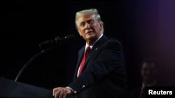 도널드 트럼프 미국 대통령 당선인이 2024년 11월 6일 미국 플로리다주 웨스트 팜 비치 카운티 컨벤션 센터에서 선거 초기 결과 발표 후 단상에 오르고 있다.