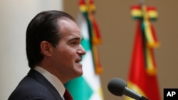 En esta foto de archivo del 15 de enero de 2020, el presidente del Banco Interamericano de Desarrollo, BID, Mauricio Claver-Carone, habla con la prensa en La Paz, Bolivia. 