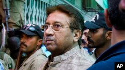 រូប​ឯកសារ៖ លោក Pervez Musharraf អញ្ជើញ​ទៅ​តុលាការ​ប្រឆាំង​ភេរវកម្ម​នៅ​ក្នុង​ក្រុង​អ៊ីស្លាម៉ាបាដ ប្រទេស​ប៉ាគីស្ថាន កាលពី​ថ្ងៃទី២០​ ខែមេសា ឆ្នាំ២០១៣។
