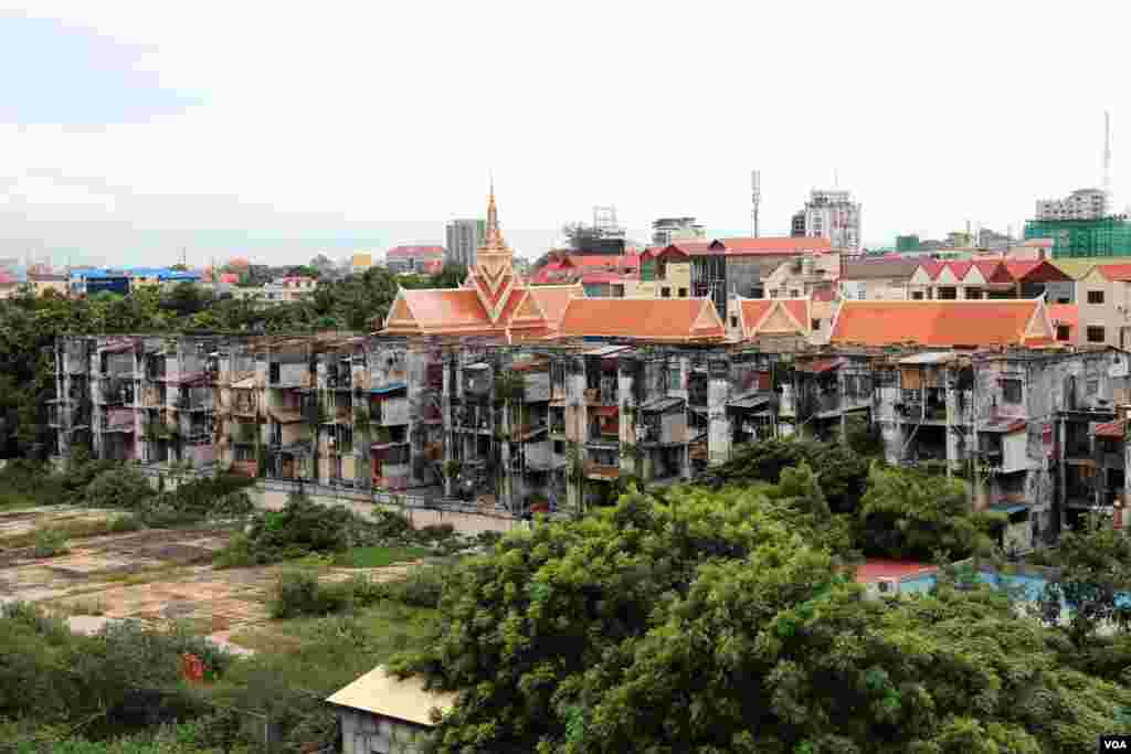 A panoramic view of Phnom Penh's White Building from behind​ on Friday, September 5, 2014. (Nov Povleakhena/VOA Khmer) 