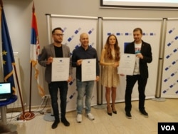 Novinari dobitnici nagrada Evropske unije za istraživačko novinarstvo poziraju fotoreporterima u EU info centru, Beograd, 10. septembra 2019. (Foto: Veljko Popović, VOA)