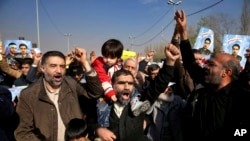 Los fieles iraníes entonan consignas durante una manifestación contra los manifestantes antigubernamentales después de la ceremonia de oración del viernes en Teherán, el 5 de enero de 2018.