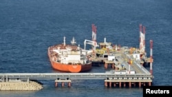 俄羅斯遠東城鎮納霍德卡附近的一個石油碼頭（2017年11月15日）。