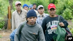 រូប​ឯកសារ៖ អ្នកភ្នំ​ម៉ុងតាញ៉ា​ដើរ​ចេញ​ពីព្រៃ​នៅ​ក្នុង​ខេត្តរតនគីរី​នៃ​ប្រទេស​កម្ពុជា​ក្រោយពី​ភៀស​ខ្លួន​ពី​ប្រទេស​វៀតណាម។