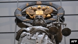 Статую Фемиды у входа в Верховный суд России в Москве