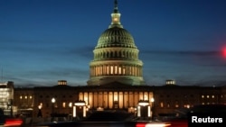 រូបឯកសារ៖ ទិដ្ឋភាព​នៅ​ខាង​ក្រៅ​វិមាន​សភា​សហរដ្ឋ​អាមេរិក​នា​ពេល​ថ្ងៃ​លិច ក្នុង​រដ្ឋធានី​វ៉ាស៊ីនតោន ថ្ងៃទី២២ ខែមករា ឆ្នាំ២០២០។ 