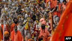 پدې مراسمو کې د هند مذهب پیروان د ګنګا او جمنا په سیندونو کې لامبي.