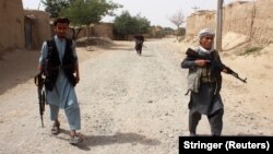 Oružane afganistanske snage patroliraju na periferiji provincije Takhar, Afganistan 11. juli 2021.