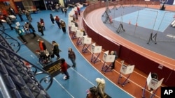 Nyu-Yorkda ovoz berayotganlar 