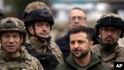 Rais Volodymyr Zelenskyy akiwa na wapiganaji wa jeshi la Ukraine.