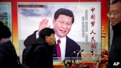 北京街头习近平宣传画承诺人民“中国梦”的大饼。（资料照：2018年3月）