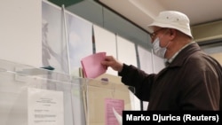 Glasanje u Beogradu, 21. juna 2020. (REUTERS/Marko Đurica)