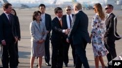 Waziri wa Mambo ya Nje wa Japan Taro Kono (kushoto) na mkewe Kaori Kono wakimpokea Rais Donald Trump (kulia) na mkewe Melania Trump walipowasili uwanja wa ndege wa kimataifa wa Haneda Mei 25, 2019, in Tokyo.