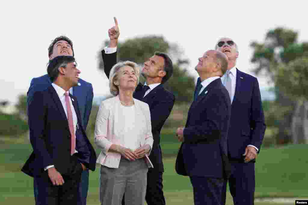 የካናዳ ጠቅላይ ሚኒስትር ጀስቲን ትሩዶ፣ የብሪታኒያ ጠቅላይ ሚኒስትር ሪሺ ሱናክ፣ የአውሮፓ ኮሚሽኑ ፕሬዝዳንት ኡርሱላ ፎን ደር ሌየን፣ የፈረንሳዩ ፕሬዝዳንት ኢማኑኤል ማክሮን፣ የጀርመኑን ቻንስለር ኦላፍ ሾልስን እና የዩናይትድ ስቴትስ&nbsp; ፕሬዝዳንት ጆ ባይደን የቡድን ሰባት የመሪዎች ጉባኤ የመጀመሪያ ቀን የሰማይ ላይ ትርኢት እየተመለከቱ