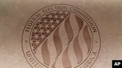 ARCHIVO - El emblema de la Comisión Federal Electoral se ve en la sede de la FEC en Washington el 10 de agosto de 2023. La FEC supervisa el gasto electoral, incluido el de los comités de acción política.