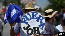 Manifestantes salieron a las calles en Honduras el domingo enfrentándose con la policía.