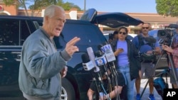 前白宮貿易顧問納瓦羅在前往監獄服刑前在邁阿密對媒體講話。(2024年3月19日)