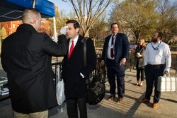 Oq uy xodimlari, shuningdek, u yerdan turib axborot uzatadigan jurnalistlar tibbiy ko'rikdan o'tkazilmoqda