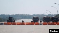 緬甸政府軍2021年2月1日發動政變奪取政權，軍方在首都內比都通往議會大廈的道路上設置檢查關卡。 （路透社）