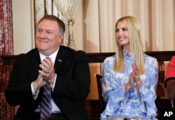 El secretario de Estado de EE.UU., Mike Pompeo, (izquierda) y la asesora de la Casa Blanca, Ivanka Trump, aplauden durante la presentación del informe 2019 sobre tráfico humano, en el Departamento de Estado, en Washington, el jueves, 20 de junio de 2019.