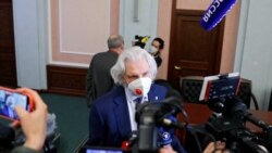 Advokat Genri Reznik, zastupnik grupe za ljudska prava Memorial International, razgovara sa novinarima poslije sjednice Vrhovhnog suda Rusije, 28. decembra 2021.