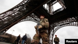 سه‌ربازێکی فه‌ڕانسه‌ خه‌ریکی پاسه‌وانی له‌ نزیک بورجی ئیفل له‌ پاریس. 10ی جانوێری 2015ی زاینی 