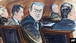 En este boceto en la corte federal de Nueva York, 20 de febrero de 2024, el expresidente hondureño Juan Orlando Hernández, flanqueado por sus abogados, gira la cabeza para mirar a los posibles miembros del jurado al comenzar su juicio. (Elizabeth Williams via AP)