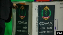 រូបឯកសារ៖ វ៉ាក់សាំង​បង្ការ​ជំងឺ​កូវីដ១៩ ​របស់​ក្រុមហ៊ុន​ AstraZeneca​ តាមរយៈយន្តការកូវ៉ាក់ COVAX មក​ដល់​អាកាសយានដ្ឋានអន្តរជាតិភ្នំពេញ ថ្ងៃ​អង្គារ​ ទី​២​ ខែ​មីនា​ ឆ្នាំ​២០២១​។ (ហ៊ាន សុជាតា/​វីអូអេ​)