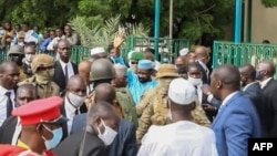 Le président par intérim du Mali Assimi Goita (au centre) alors qu'il salue ses partisans après les prières de l'Aïd al-Adha à la Grande Mosquée de Bamako, le 20 juillet 2021.