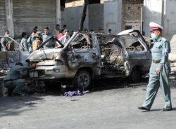 Afganistanske snage sigurnosti pregledale su olupine putničkog kombija nakon eksplozije u Kabulu u Afganistanu, 12. juni 2021.