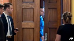 Kandidat novoizabranog predsednika Donalda Trampa za državnog tužioca, Met Gec, zatvara vrata toko privatnog sastanka u Kapitolu, Vašington, 20. novembar, 2024.(Foto: AP/J. Scott Applewhite)
