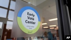 Un letrero da la bienvenida a los votantes en la puerta del centro de votación temprana de la Ciudad de Minneapolis, el jueves 19 de septiembre de 2024, en St. Paul, Minnesota.