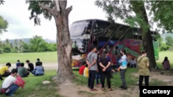  photo- ပြည်နယ်ဖြတ်ကျော်ပြီးနယ်စပ်ကိုပြန်လာကြတဲ့ မြန်မာအလုပ်သမား များ (police)