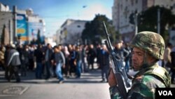 Un soldado observa el movimiento de los manifestantes en el centro de Túnez.
