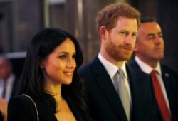 Pangeran Harry (tengah) dan Meghan Markle saat menghadiri resepsi yang diselenggarakan oleh Perdana Menteri Australia Malcolm Turnbull dan istrinya Lucy Turnbull di Australia House, London, 21 April 2018. (Foto: dok).
