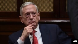 រូបឯកសារ៖ លោក James Mattis រដ្ឋ​មន្ត្រី​ក្រសួង​ការពារ​ជាតិ​អាមេរិក នៅ​ឯសេតវិមាន​ក្នុង​រដ្ឋ​ធានី​វ៉ាស៊ីនតោន កាល​ពី​ខែ​វិច្ឆិកា។
