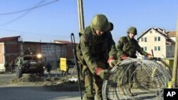 Mirovnjaci KFOR-a prave blokadu puta ka Prištini, 18. marta 2004.