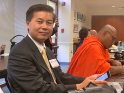 រូប​ឯកសារ៖ លោក​ យ័ប គឹមទឹង ប្រធាន​សមាគម​ខ្មែរ​-អាមេរិកាំង​ដើម្បី​សិទ្ធិ​មនុស្ស​និង​លទ្ធិ​ប្រជាធិបតេយ្យ នៅ​ក្នុង​កម្មវិធី​រំឭក​ខួប​លើក​ទី២៨ ​នៃ​សន្ធិសញ្ញា​សន្តិភាព​ទីក្រុង​ប៉ារីស នៅ​បណ្ណាល័យ​ George Mason Regional Library ក្នុង​ទីក្រុង​ Annandale រដ្ឋ​ ​Virginia កាល​ពី​ឆ្នាំ​២០១៩។ (សឿន វឌ្ឍនា/វីអូអេ)