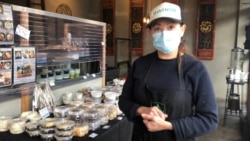 ศราไล ศราภัยวานิช เจ้าของร้านข้าวหนม โชว์ขนมไทยชนิดต่างๆ