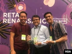 Dari ki-ka: Dimas Wibisono, acting Konsul Jenderal RI Yohannes Jatmiko dan Ayub Litbagay dari Djalin, setelah menerima penghargaan Best Product NY NOW 2019.