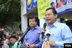 លោក​ អេង​ ឆៃអ៊ាង​ អ្នកតំណាងរាស្ត្រ​គណបក្ស​ជំទាស់​ ​ថ្លែង​ប្រាប់​អ្នក​សារព័ត៌មាន ​និង​ក្រុម​អ្នកគាំទ្រ​គណបក្ស​ប្រឆាំង​នៅ​ទី​ស្នាក់​កណ្ដាល​គណបក្ស​សង្គ្រោះ​ជាតិ​ ខណៈពេល​ដែល​លោក ​កឹម សុខា​ ប្រធាន​ស្ដីទី​គណបក្ស​សង្រ្គោះជាតិ​កំពុង​ស្ថិតនៅ​ក្នុង​ដីការ​សាកសួរ​ពី​សាលា​តំបូង​រាជធានី​ភ្នំពេញ​ នៅ​ព្រឹក​ថ្ងៃ​អង្គារ​ ទី​៣១ ខែ​ឧសភា ឆ្នាំ២០១៦។(ឡេង ឡែន/VOA)