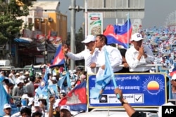 រូបឯកសារ៖​ គណបក្ស​សង្គ្រោះជាតិ​ធ្វើ​យុទ្ធនាការឃោសនាបោះឆ្នោតឃុំសង្កាត់ នៅរាជធានីភ្នំពេញ​ កាលពីថ្ងៃទី២ ខែមិថុនា ឆ្នាំ២០១៧។