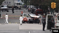 Investigators work around wreckage of Home Depot pickup truck that alleged terror suspect Sayfullo Saipov used to mow down people on a bike path in New York City, Nov. 1, 2017. (Photo: R. Taylor / VOA)